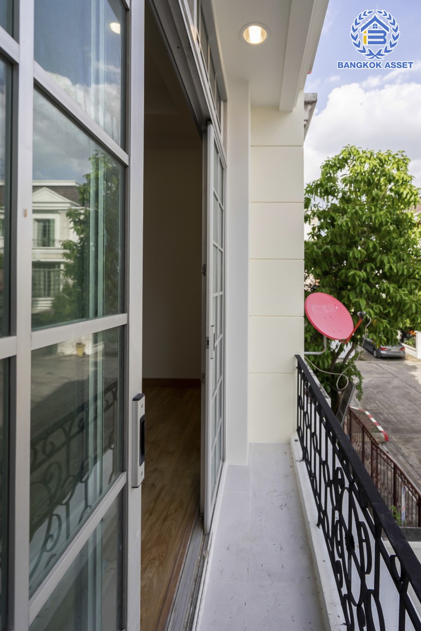 บ้านมือสองตกแต่งใหม่ ม.พลัสซิตี้พาร์ค เกษตร-งามวงศ์วาน ทาวน์โฮม 3 ชั้น ตอบโจทย์ทุกการอยู่อาศัย เนื้อที่ 23.4 ตร.ว. ฟังก์ชัน 3 ห้องนอน 4 ห้องน้ำ 2 ที่จอดรถ (ห้องนอนทุกห้องมีห้องน้ำในตัว) เดินทางสะดวกสบายบนทำเลใจกลางเมือง เข้าออกได้ 3 เส้นทาง ได้แก่ ถ.วิภาวดี ถ.งามวงศ์วาน ถ.ประชาชื่น ใกล้ ม.เกษตร, เดอะมอลล์งามวงศ์วาน และรถไฟฟ้าสายสีเขียว "สถานีมหาวิทยาลัยเกษตรศาสตร์"